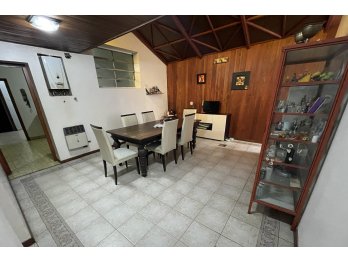 EN VENTA CASA DE 3 DORMITORIOS CON PATIO ZONA PLAZA SAENZ PE
