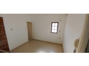 ALQUILAMOS PARA OFICINAS O DTO DE 2 HABITACIONES EN PEATONAL