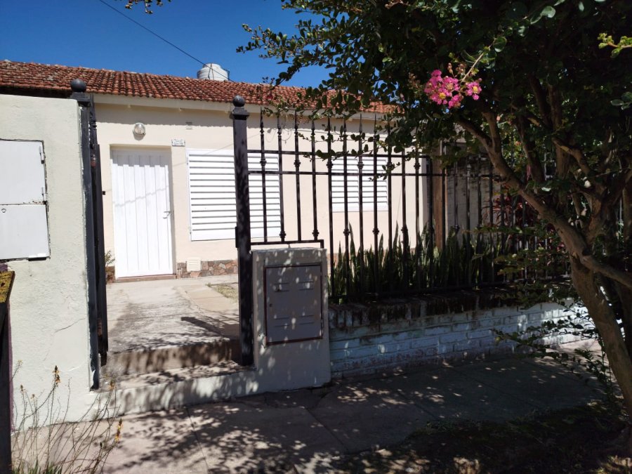 EN VENTA- CASA 2 HABITACIONES EN CALLE GRECIA ZONA STA LUCIA