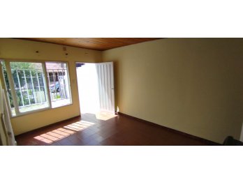 EN VENTA- CASA 2 HABITACIONES EN CALLE GRECIA ZONA STA LUCIA
