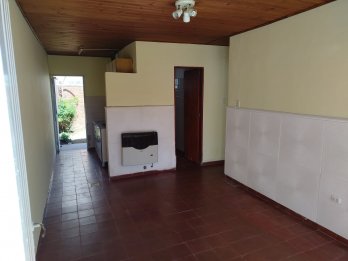 EN VENTA- CASA 2 HABITACIONES EN CALLE GRECIA ZONA STA LUCIA