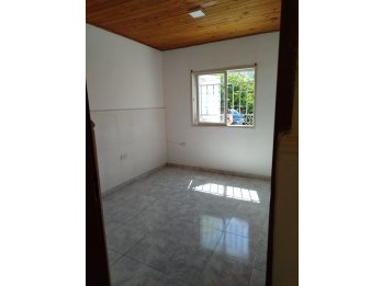 EN VENTA- CASA 2 HABITACIONES EN CALLE GRECIA ZONA STA LUCIA