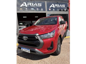 Hilux impecable permuto y financio