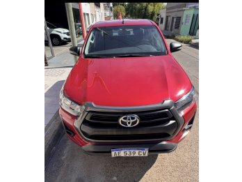 Hilux impecable permuto y financio