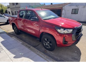 Hilux impecable permuto y financio