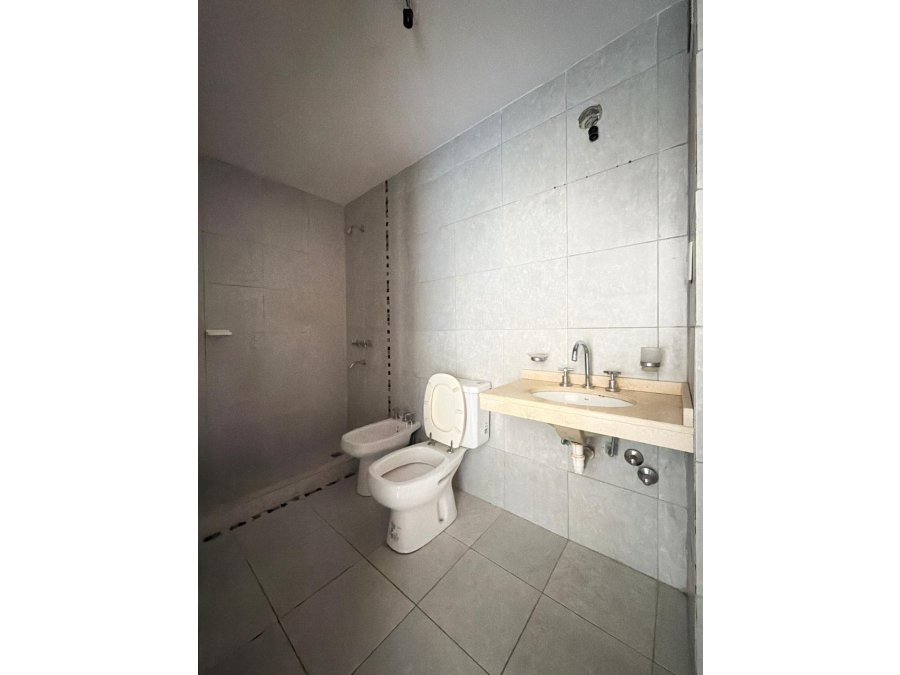 VENDO DEPARTAMENTO CON COCHERA - URUGUAY Y LA RIOJA