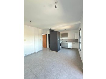 Se vende departamento en calle Uruguay y La Rioja.