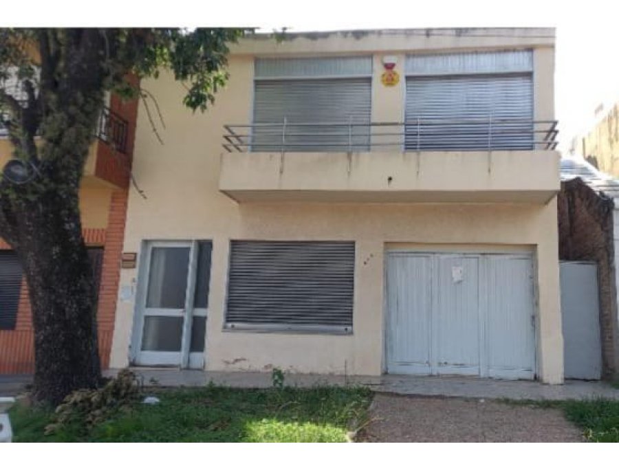 CASA A RECICLAR CON GRAN TERRENO AV MONTIEL