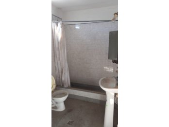CASA A RECICLAR CON GRAN TERRENO AV MONTIEL