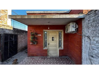 En venta - Casa 2 dormitorios Calle Larramendi  U$D45.000