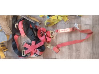 Vendo 2 arneses de seguridad anticaidas + 1 cinturon liniero