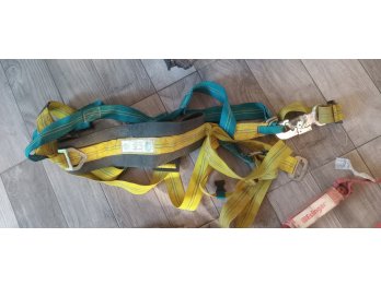 Vendo 2 arneses de seguridad anticaidas + 1 cinturon liniero