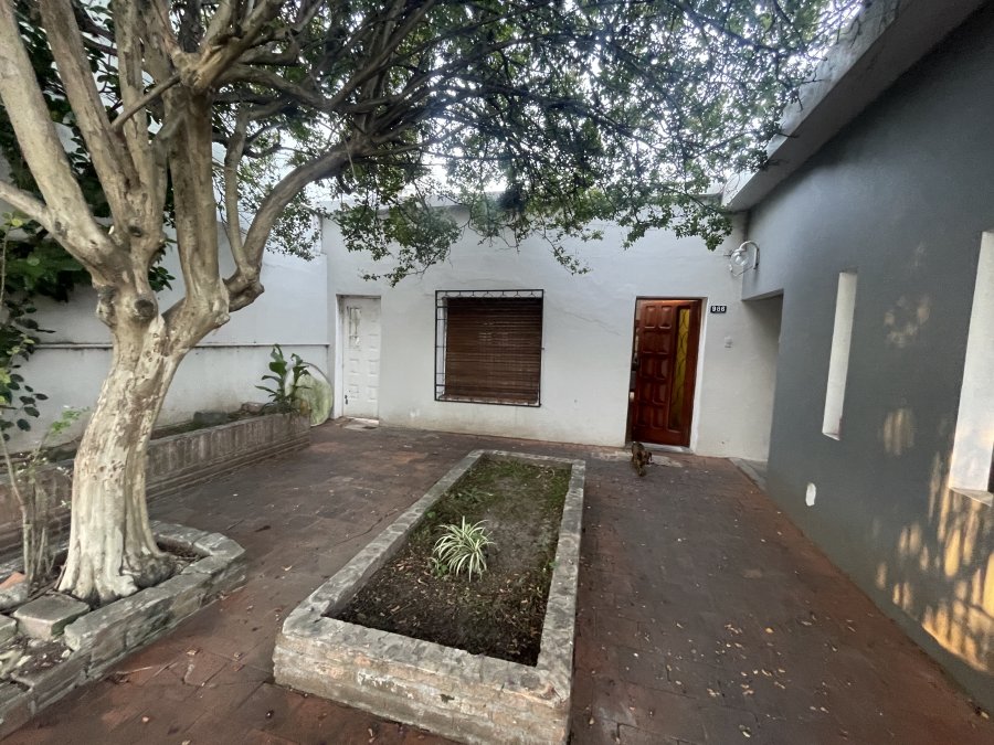 VENDO - Casa 2 dormitorios con patio y cochera APTA CRÉDITO