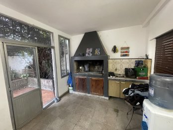 VENDO - Casa 2 dormitorios con patio y cochera APTA CRÉDITO