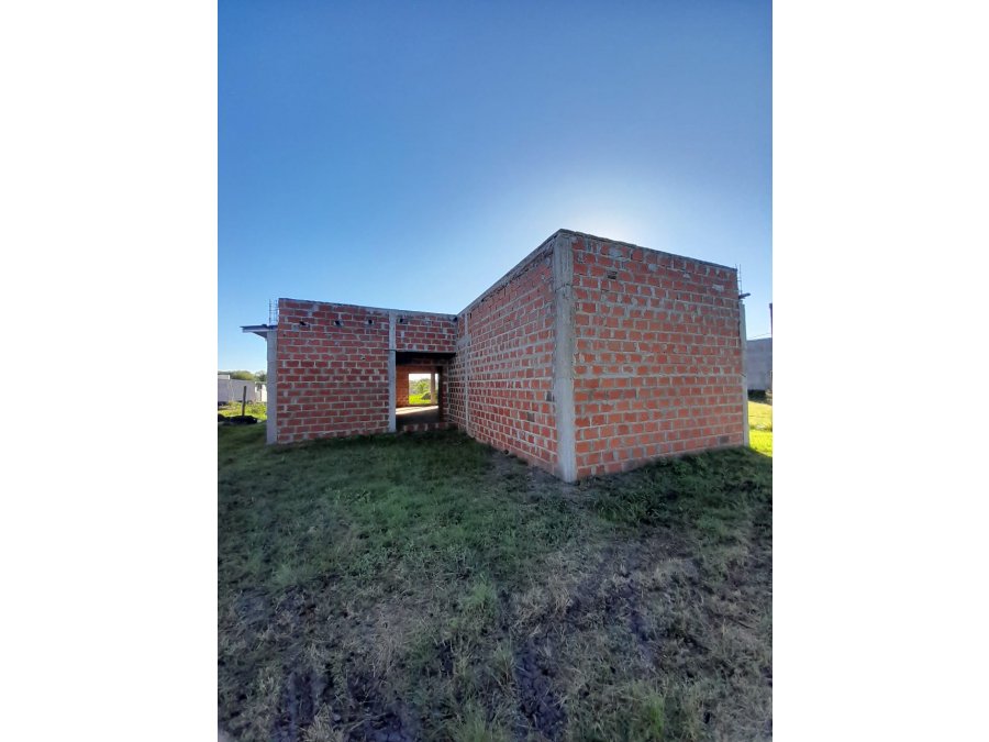 VIVIENDA EN CONSTRUCCIÓN CON AMPLIO TERRENO EN VENTA