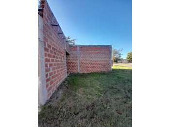VIVIENDA EN CONSTRUCCIÓN CON AMPLIO TERRENO EN VENTA