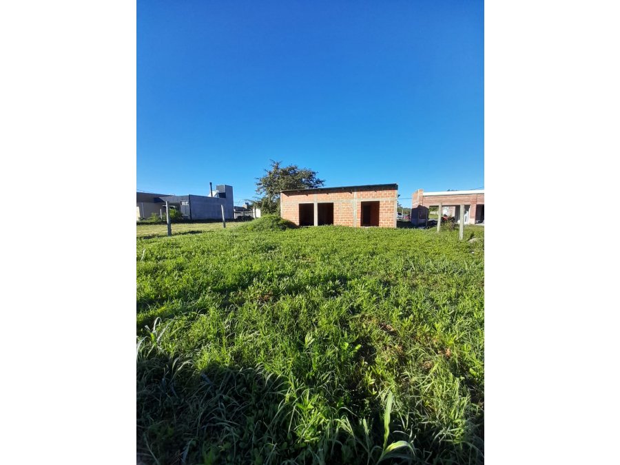 VIVIENDA EN CONSTRUCCIÓN CON AMPLIO TERRENO EN VENTA