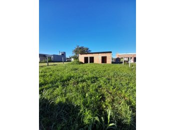 VIVIENDA EN CONSTRUCCIÓN CON AMPLIO TERRENO EN VENTA