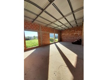 VIVIENDA EN CONSTRUCCIÓN CON AMPLIO TERRENO EN VENTA