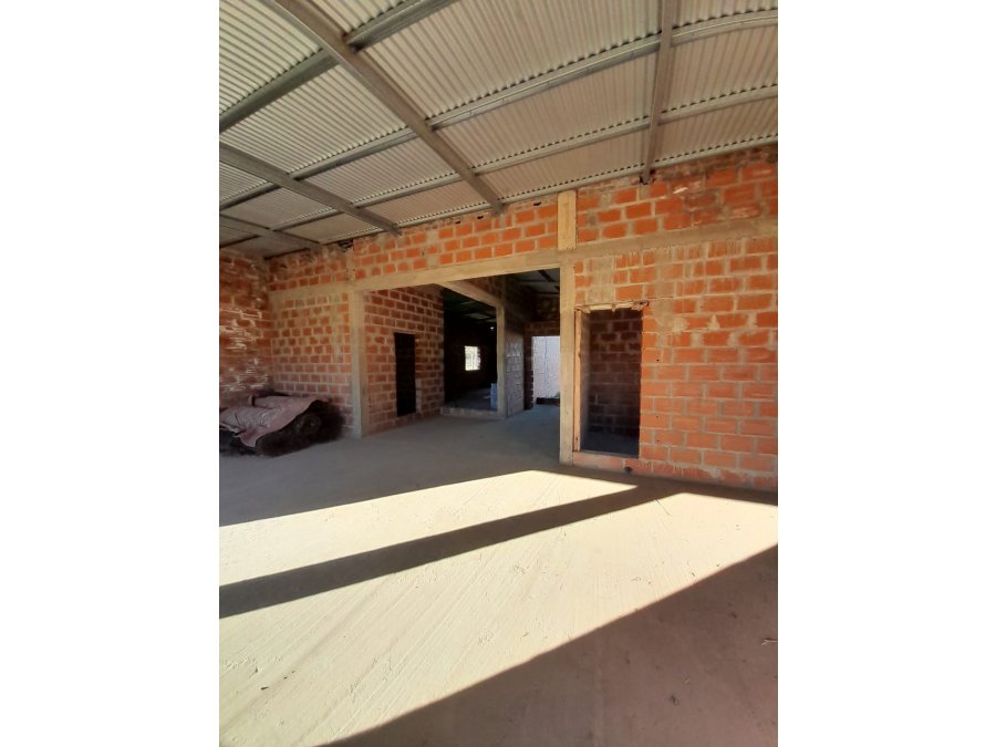 VIVIENDA EN CONSTRUCCIÓN CON AMPLIO TERRENO EN VENTA