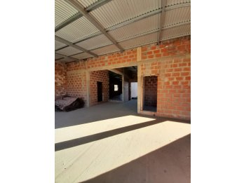 VIVIENDA EN CONSTRUCCIÓN CON AMPLIO TERRENO EN VENTA
