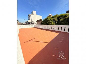 VENDO CASA CENTRICA 3 DOR + COCHERA + GRAN TERRAZA