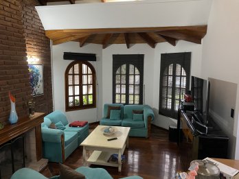 EN VENTA HERMOSA CASA DE 3 DORMITORIOS CON COCHERA, PISCINA