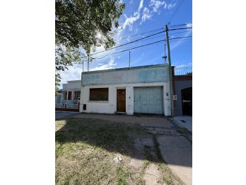 🏡 ** CASA + GALPÓN CON DOBLE ACCESO**