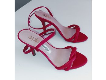 Vendo sandalias rojas taco alto