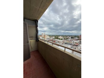 Se alquila amplio departamento en calle San Martín.