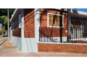 🏡 **CASA EN ALQUILER – ZONA TACUARÍ Y BRASIL**