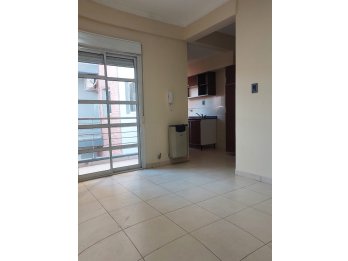 Departamento un dormitorio balcón zona Htal. San Martin