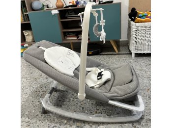 Mecedora Joie reclinable con m&uacute;sica y vibracion