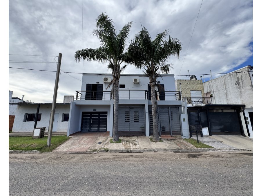 VENTA - CASA CON QUINCHO Y VESTIDOR - ORO VERDE