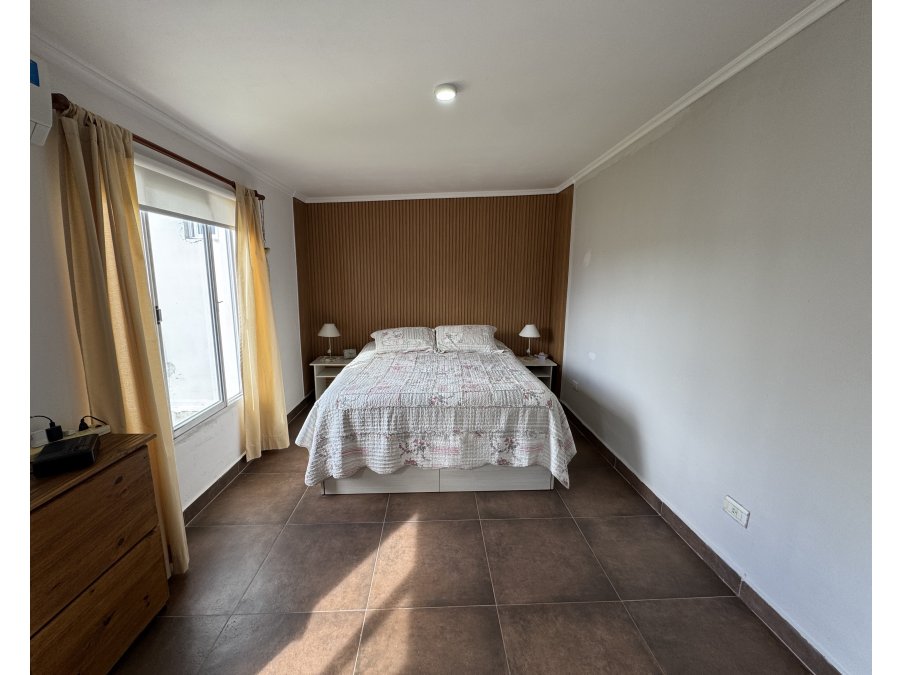 VENTA - CASA CON QUINCHO Y VESTIDOR - ORO VERDE