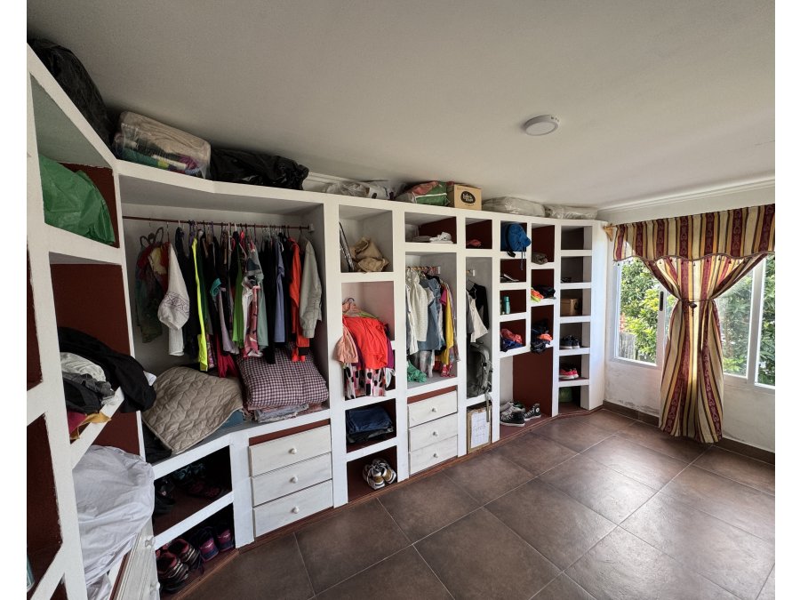 VENTA - CASA CON QUINCHO Y VESTIDOR - ORO VERDE