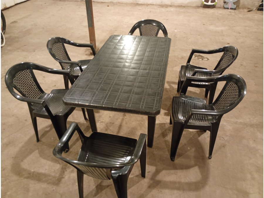 1 Mesa con 6 sillas plasticas