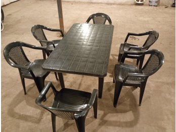 1 Mesa con 6 sillas plasticas