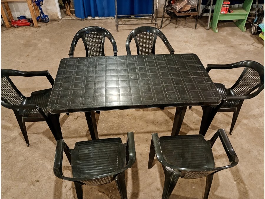 1 Mesa con 6 sillas plasticas
