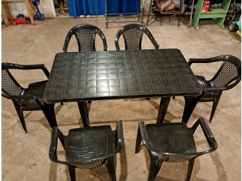 1 Mesa con 6 sillas plasticas