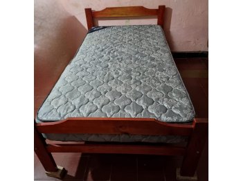 Vendo cama de 1 plaza y media. Regalo colchón