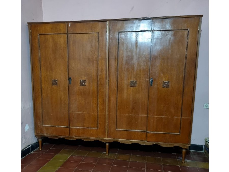 Vendo ropero 4 puertas. De madera. Muy amplio