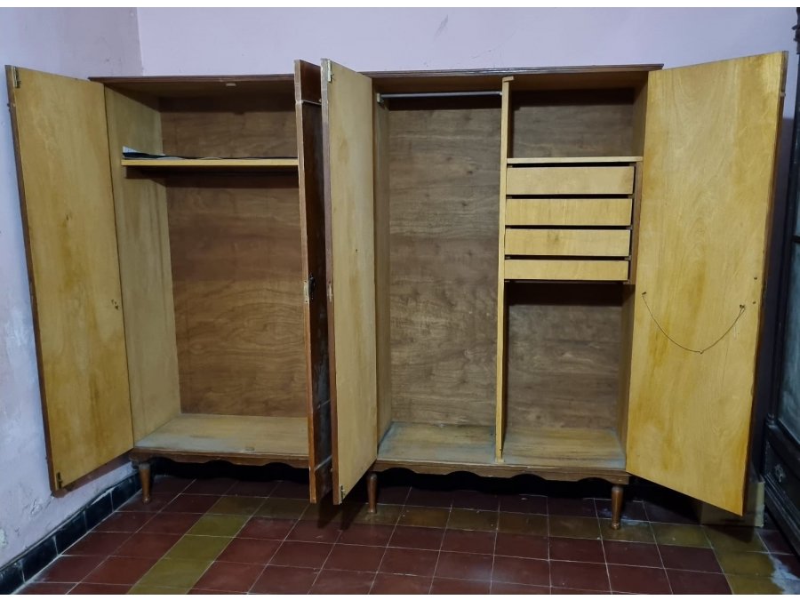 Vendo ropero 4 puertas. De madera. Muy amplio