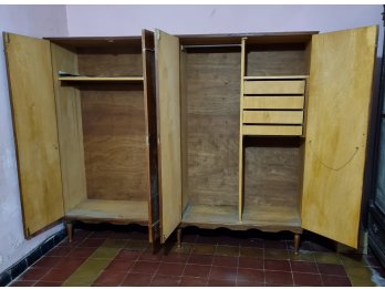 Vendo ropero 4 puertas. De madera. Muy amplio