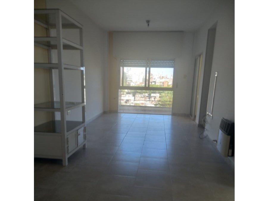 SE VENDE SEMIPISO Y COCHERA , ZONA CENTRO !!!!