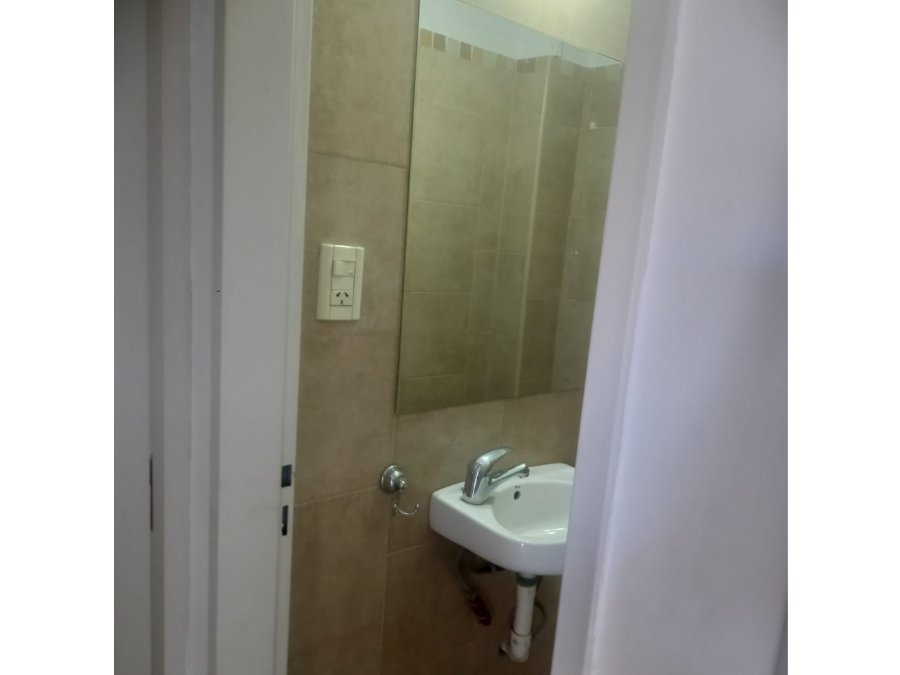SE VENDE SEMIPISO Y COCHERA , ZONA CENTRO !!!!