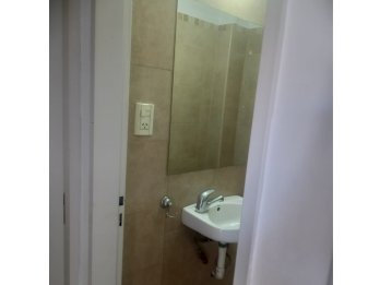 SE VENDE SEMIPISO Y COCHERA , ZONA CENTRO !!!!