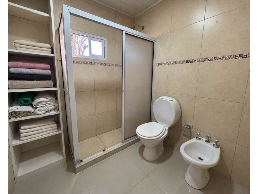 VENTA - Casa de 3 dormitorios con quincho – en Oro Verde