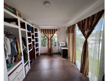 VENTA - Casa de 3 dormitorios con quincho – en Oro Verde