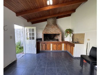 VENTA - Casa de 3 dormitorios con quincho – en Oro Verde